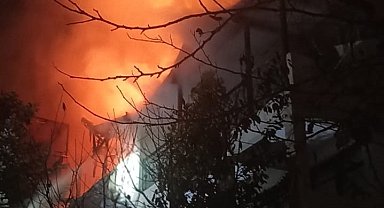 Alevlere teslim olan ev geceyi aydınlattı