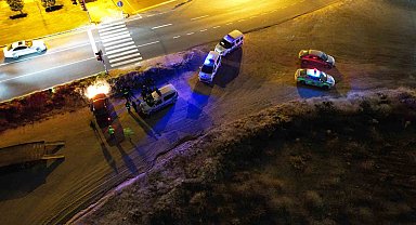 Alkollü sürücü hem aracı hem de arkadaşını bırakıp kaçtı