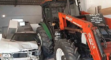 Amasya'da 2 otomobile çarpan traktör mobilya atölyesine daldı