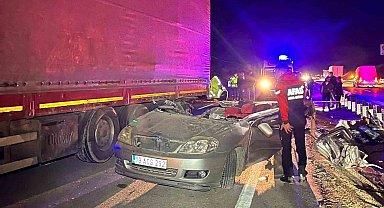 Amasya'da lastiği patlayan tıra çarpan otomobil paramparça oldu: 1 ölü
