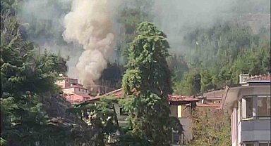 Amasya'da ormana bitişik 3 ev yangında kül oldu