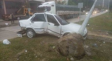 Amasya'da refüje dalan otomobil aydınlatma direğine çarptı: 1 yaralı