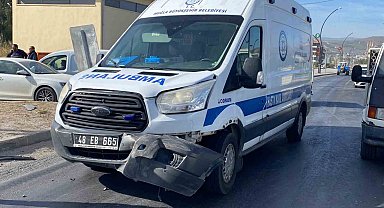 Ambulans ile otomobil çarpıştı: 1 yaralı