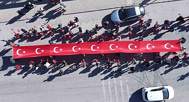 Anaokullu öğrenciler Cumhuriyet'in 101'inci yılında 101 metrelik Türk bayrağı açtı