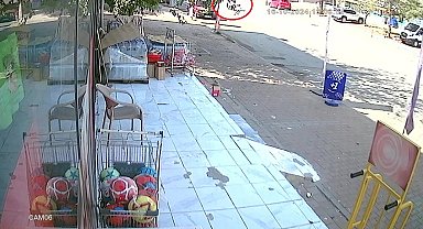 Aniden yola fırlayan çocuğa motosiklet çarptı, mahalleli kasis istedi