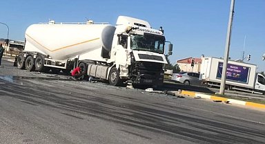 Ankara'da tır ile belediye otobüsünün çarpıştığı kazada 2 kişi yaralandı