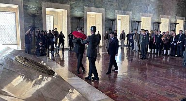 Ankara'nın başkent oluşunun 101. yıl dönümü, Anıtkabir ve 1. Meclis binasında düzenlenen törenlerle kutlandı