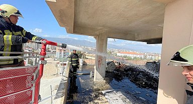 Antakya'da apartmanın çatısında yangın çıktı