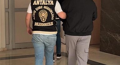 Antalya'da kendilerini polis olarak tanıtan dolandırıcılar suçüstü yakalandı