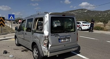Antalya'da motosiklet ile hafif ticari araç çarpıştı: 2 yaralı