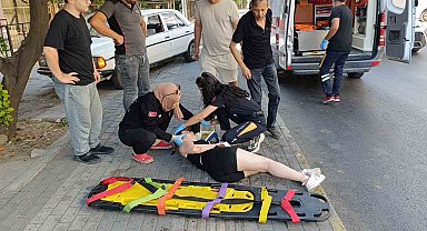 Antalya'da motosiklet kaldırıma çarparak devrildi, genç kız yaralandı