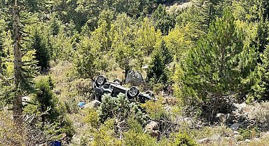 Antalya'da otomobil yayla yolunda uçuruma yuvarlandı: 2 yaralı