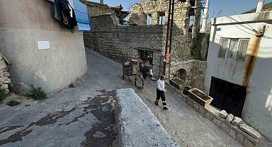 Araç giremeyen dar ve engebeli sokakların temizliği Kıroğlan'dan soruluyor