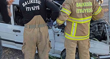 Araç içinde sıkışan sürücü itfaiye tarafından kurtarıldı