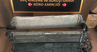 Aracın parçalarını çalan şahıs, çaldıklarıyla yakalandı