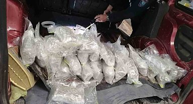 Aracın yakıt deposunun için vakumlu poşetle 8,68 kilogram esrar gizlemiş