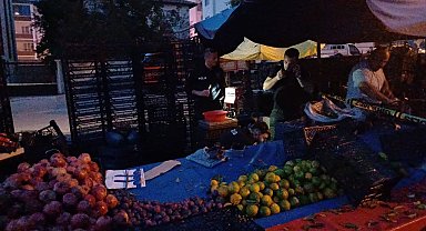 Aralarında husumet bulunan pazarcıyı tezgahı başında vurdu