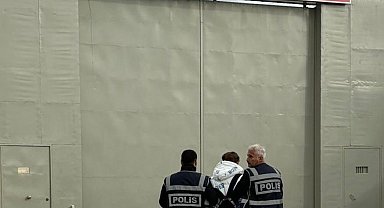 Aranan şahıs beklerken yakalandı