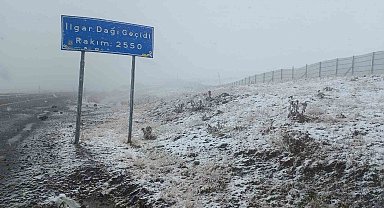 Ardahan'ın yüksek kesimlerine kar yağdı