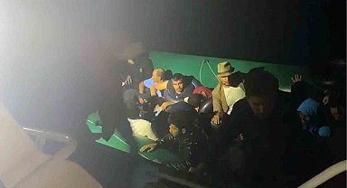 Arızalanan lastik bottaki 22 düzensiz göçmen kurtarıldı