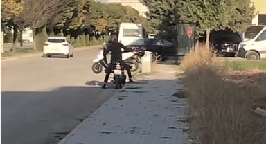 Arızalanan motosikleti, motosiklet ile taşımaya çalıştı