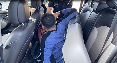 Arka koltuğun altından kaçak göçmenler çıktı