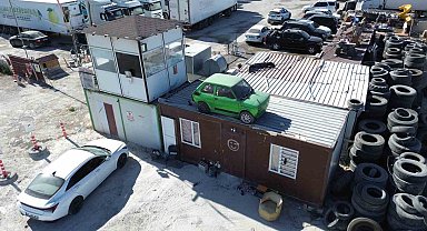 Arkadaşının emanet arabasına zarar gelmesin diye forkliftle konteynerin üzerine koydurdu