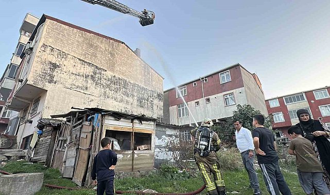 Arnavutköy'de 3 katlı binanın çatısı alevlere teslim oldu