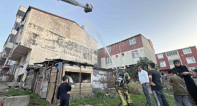 Arnavutköy'de 3 katlı binanın çatısı alevlere teslim oldu