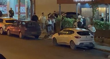 Arnavutköy'de bir grup çocuk, acımasızca tekme ve yumruklarla birbirine saldırdı