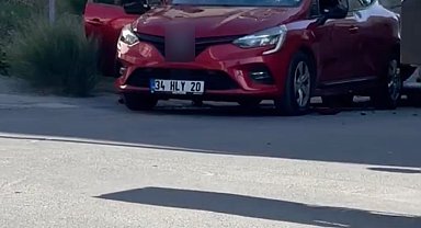 Arnavutköy'de bir kadın oğluna kızıp, aracına satırla saldırdı