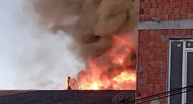 Arnavutköy'de korkutan çatı yangını