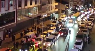 Arnavutköy'de sirenli, abartı egzozlu düğün konvoyu trafiği kapattı: O anlar kamerada