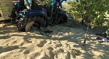 Arpa yüklü traktör devrildi, sürücünün yaralandığı kazada traktör dökülen arpaya gömüldü