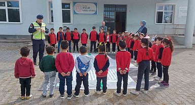 Arpaçay'da öğrencilere jandarmadan trafik eğitimi