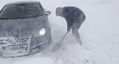 Artvin-Ardanuç-Ardahan karayolunda kar yağışı nedeniyle ulaşım kontrollü sağlanıyor