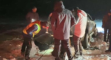 Artvin'de kar nedeniyle araçlarıyla mahsur kalan 4 kişi kurtarıldı