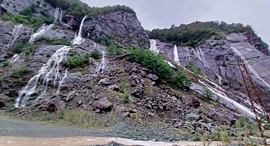 Artvin'de şiddetli yağışta bazı köy yolları ulaşıma kapandı