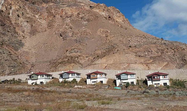 Artvin'in Yusufeli ilçesi Tekkale köyünde kaya düşme vakaları korkuttu