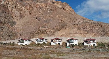 Artvin'in Yusufeli ilçesi Tekkale köyünde kaya düşme vakaları korkuttu