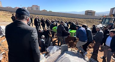 Asansör boşluğuna düşerek hayatını kaybeden kadın toprağa verildi