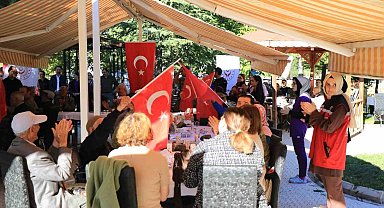 Askeri bando takımı, huzurevi sakinleri için çaldı