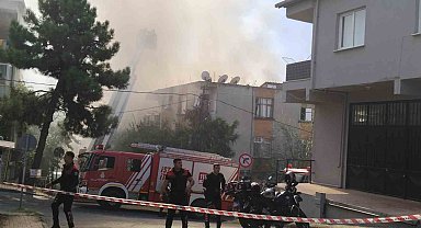 Ataşehir'de 2 apartmanın çatısı alev alev yandı