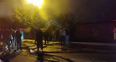 Ataşehir'de yanan evin içerisine girip kadını kurtaran vatandaş, o anları kayda aldı