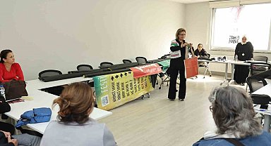 Atıklar, kadınların ellerinde rengarenk çantalara dönüştü