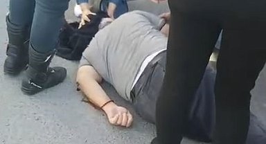 Avcılar'da seyir halindeki dolmuşun kapsısı aniden açılınca, yolcu yere çakıldı