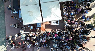 Avladığı orkinosları düzenlediği festivalle çocuklara ikram etti