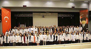 Avrasya Üniversitesi'nde beyaz önlük giyme töreni düzenledi