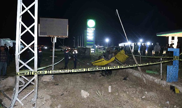 Aydınlatma direğine çarpan Fiat Tofaş ikiye bölündü: 1 ölü, 3 yaralı