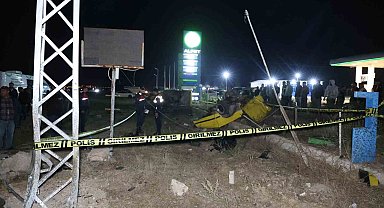 Aydınlatma direğine çarpan Fiat Tofaş ikiye bölündü: 1 ölü, 3 yaralı